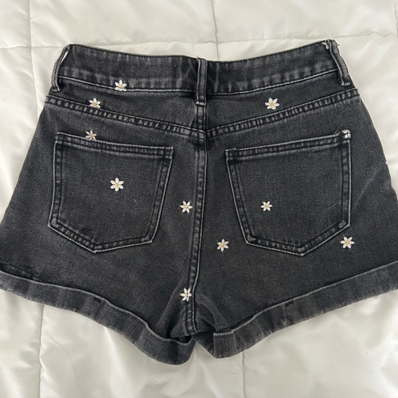 PacSun Women’s Black Daisy Embroidered Denim Mom Shorts - Picture 2 of 3